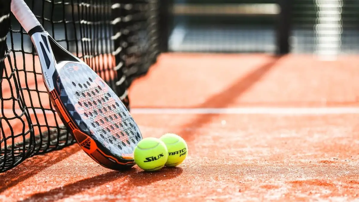 Spela padel